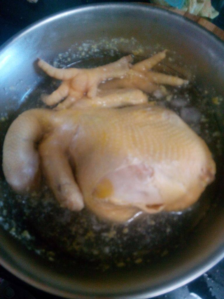 口水鸡,酱汁，<a style='color:red;display:inline-block;' href='/shicai/ 711'>花生酱</a>放<a style='color:red;display:inline-block;' href='/shicai/ 10588'>糖</a><a style='color:red;display:inline-block;' href='/shicai/ 788'>生抽</a>，盐，少许<a style='color:red;display:inline-block;' href='/shicai/ 813'>鸡粉</a><a style='color:red;display:inline-block;' href='/shicai/ 6559'>蒜蓉</a>，加半汤匙凉开水，一起搅匀