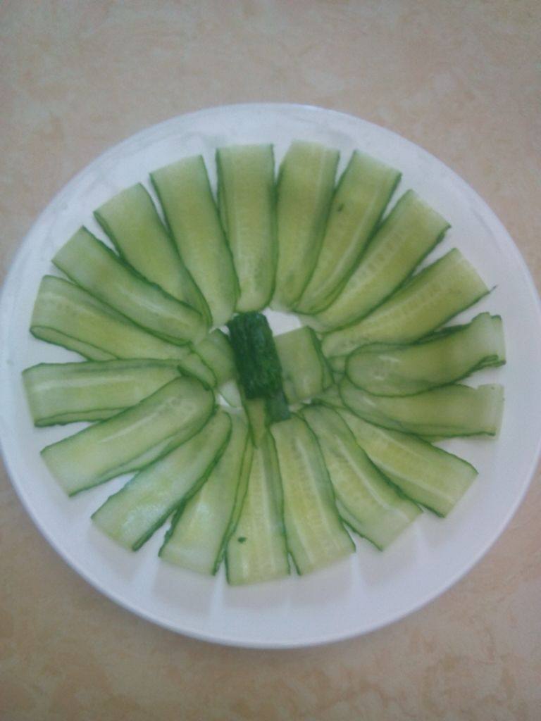 口水鸡,制辣椒油，下大量油放<a style='color:red;display:inline-block;' href='/shicai/ 700'>花椒</a>，<a style='color:red;display:inline-block;' href='/shicai/ 695'>八角</a>，葱头碎，用小火煎至微黄出味，再放两种辣椒粉后，马上关火，再放蒜蓉翻炒，倒一半辣椒在酱汁中，留一半上盘用