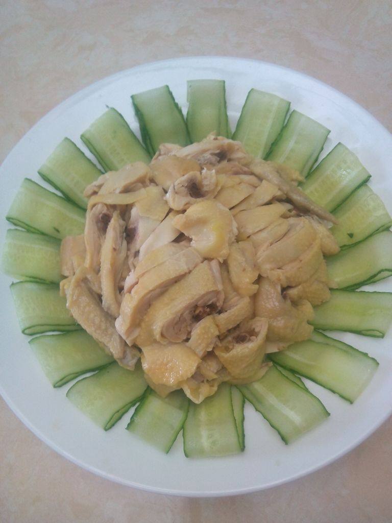 口水鸡,<a style='color:red;display:inline-block;' href='/shicai/ 3581'>青瓜</a>洗净，放冰箱冻冰，取出括薄片裝盘，在把鸡切小块铺在<a style='color:red;display:inline-block;' href='/shicai/ 3581'>青瓜</a>上，淋酱汁，倒上剩余的辣椒油，洒花生芝麻，葱芜茜即可