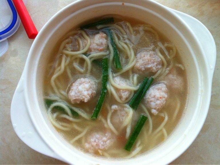 宝宝鲜虾丸营养面条汤