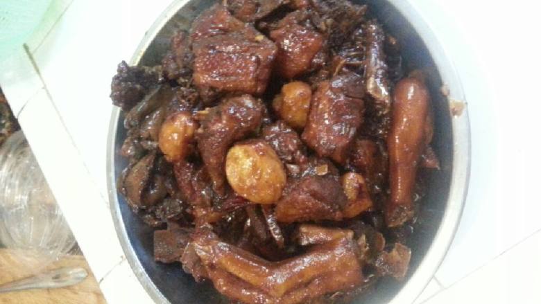 红烧鸭肉,盖盖中火焖煮,汤汁浓稠后改大火收汁即可