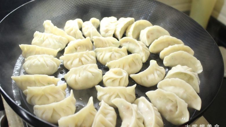 土豪炫富新高度:酸笋辣条饺子谁敢迎战?,将包好的饺子放入蒸屉,大火把水烧开转中火蒸10-15分钟