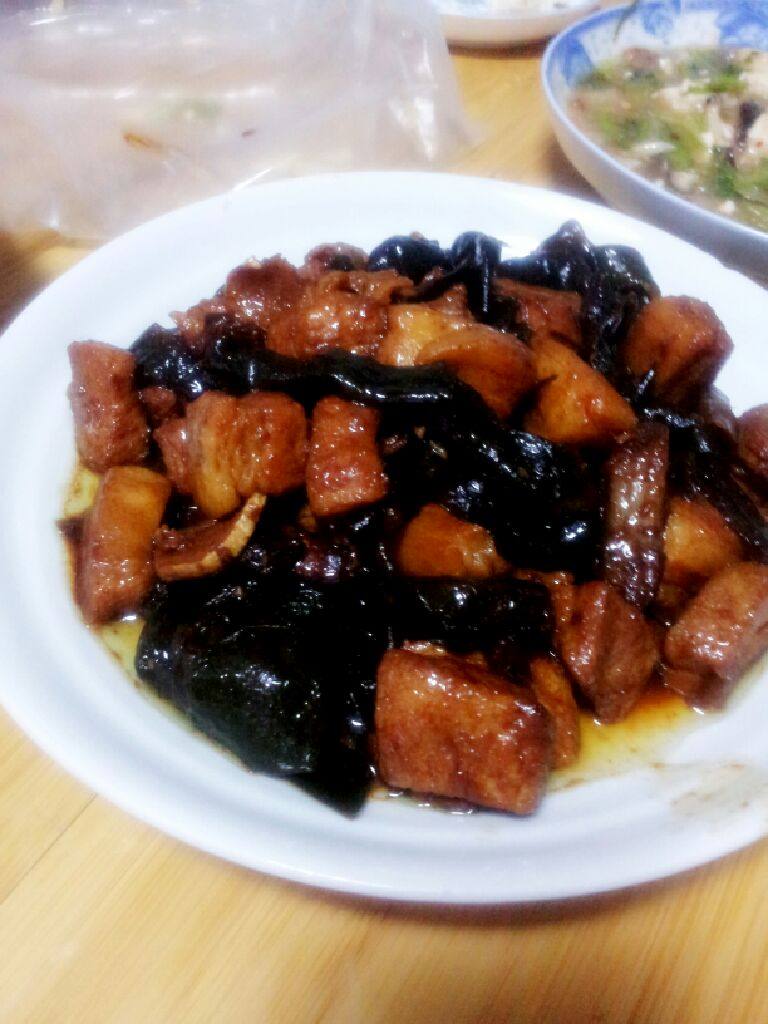 秘制红烧肉,用海带结做搭配，解油腻哦！