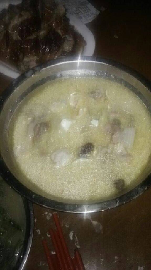 还没想到名字,先放矿泉水和红枣,园眼,党参,猪肚,乌鸡,水豆腐,花甲到锅里炖上20分钟,完全烫开了在放少许白菜心在炖上3到5分钟,在放上纯牛奶30克胡椒粉6克熟盐少量,鸡蛋一个去掉蛋黄,然后放下鸡精3克。等待蛋白完全煮散上桌的时候尽量吧温度降到45--30左右加入少量葡萄酒。一锅芬香清甜嫩口的炖汤还带有点醉意。