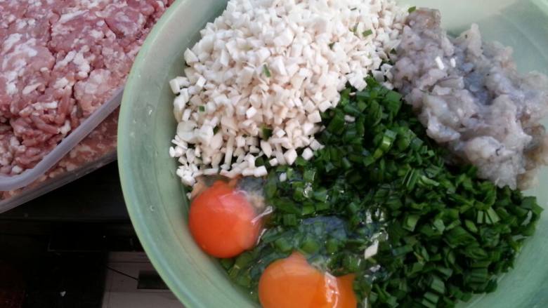 韭菜虾仁水饺,加6小匙盐(根据个人口味调整)2匙白砂糖,精制油一小碗,味精少许,鲜酱油一小碗同方向搅拌均匀即可!