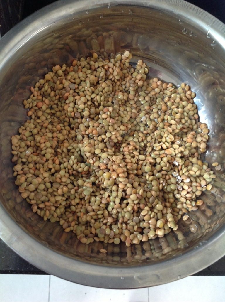 兰州扁豆面,摘完,放入盆子里,用水清洗3〜4次,盆内留适量的水,(不用沥干)