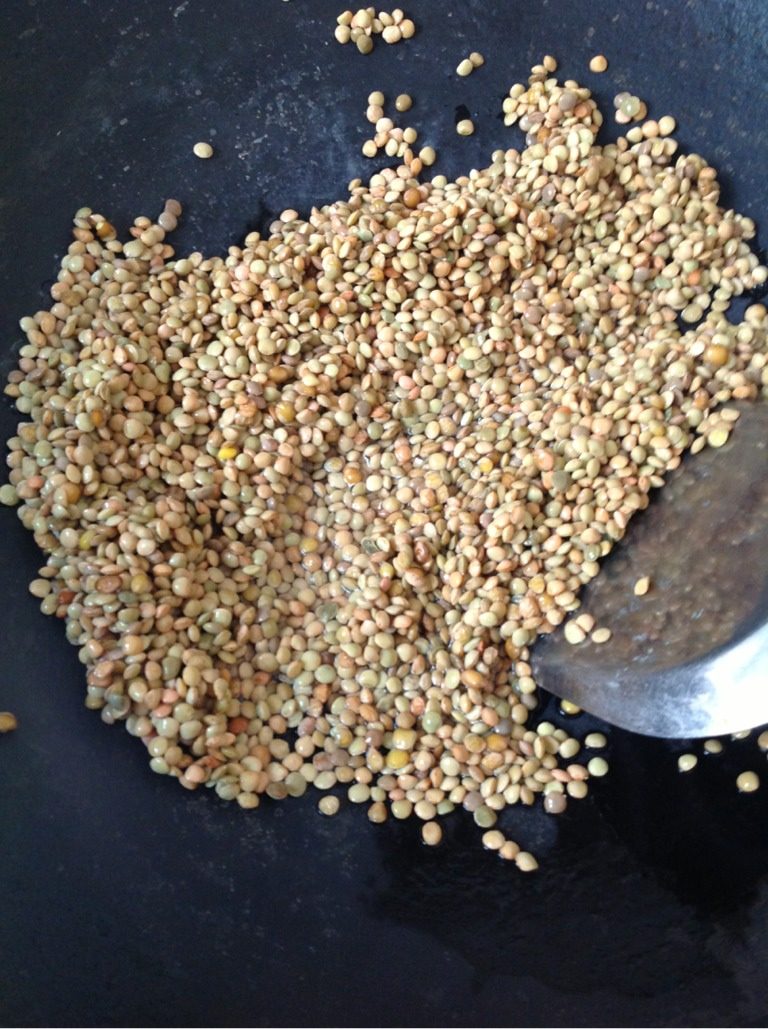 兰州扁豆面,将扁豆倒入锅内,放入适量的食用碱,快速翻炒