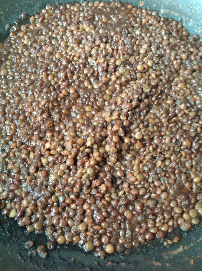 兰州扁豆面,先中火煮开,后小火约煮40分钟,尝尝是否煮至粘稠,待煮粘稠后,关火,盛出,备用