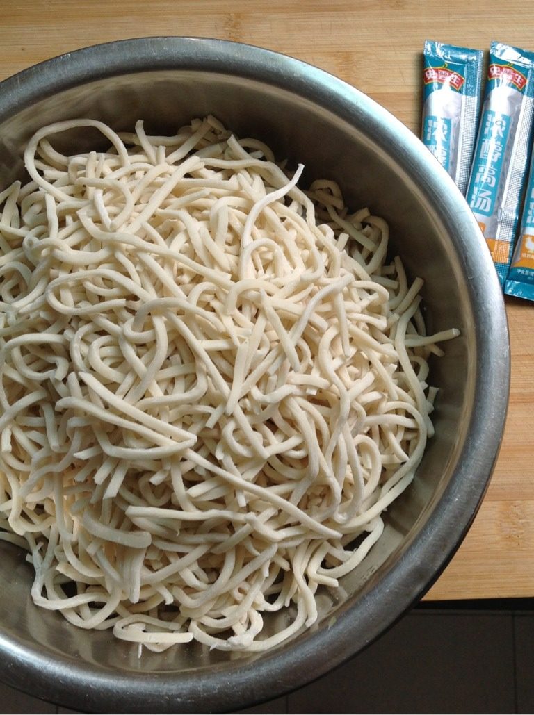 兰州扁豆面,准备短面条,(没有短面条,可以买长面条,粗的那种,切成短的),史云生高汤
