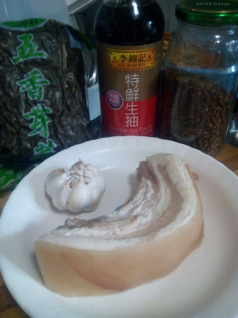 懶羊羊扣肉,<a style='color:red;display:inline-block;' href='/shicai/ 428'>五花肉</a>洗净，锅里烧水，放<a style='color:red;display:inline-block;' href='/shicai/ 428'>五花肉</a>和<a style='color:red;display:inline-block;' href='/shicai/ 37'>姜</a>片，煮18分钟，取出沥干水，用半勺<a style='color:red;display:inline-block;' href='/shicai/ 788'>生抽</a>涂抹<a style='color:red;display:inline-block;' href='/shicai/ 428'>五花肉</a>