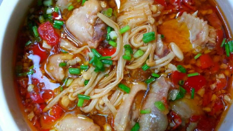 剁椒鸡翅,十五分钟后关掉火，在焖十分钟。出锅撒葱花……