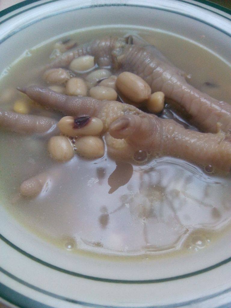 花生眉豆煲鸡腳汤