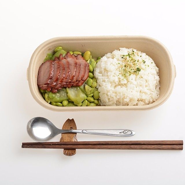 烧腊系列蜜汁叉烧盖浇饭,取适量的叉烧片摆放在米饭旁边即可出餐