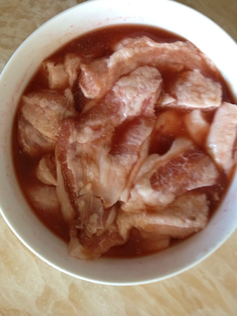 美味叉烧,先把猪肉切成钧匀条状，把所有的材料和猪肉混合。三个钟头左右把<a style='color:red;display:inline-block;' href='/shicai/ 3250'>葱</a>、<a style='color:red;display:inline-block;' href='/shicai/ 37'>姜</a>、蒜挑走，再放进冰箱24小时。