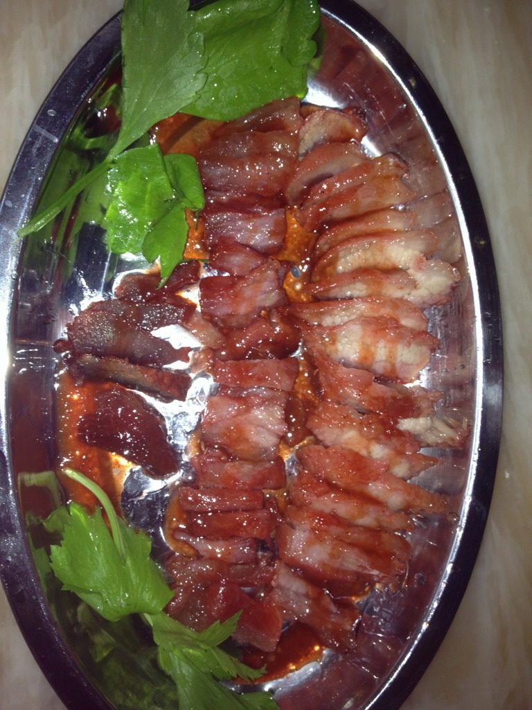 美味叉烧,放进微波炉叮10钟（期间3_4分钟翻一翻），美味简单的叉烧肉就完成了！