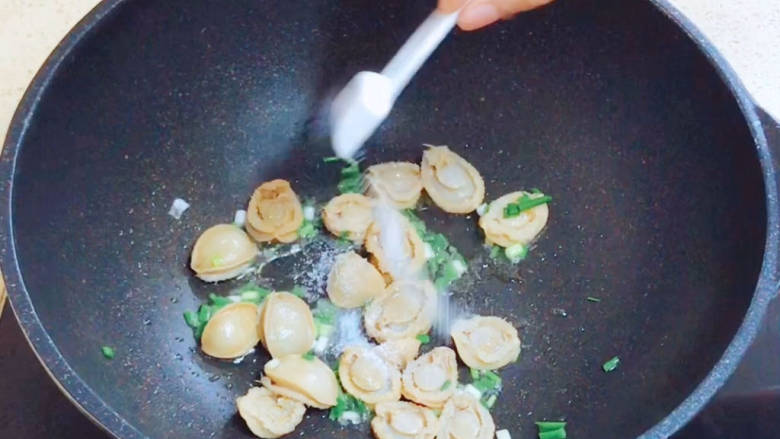 番茄海鲜饭,翻炒均匀,撒入盐调味