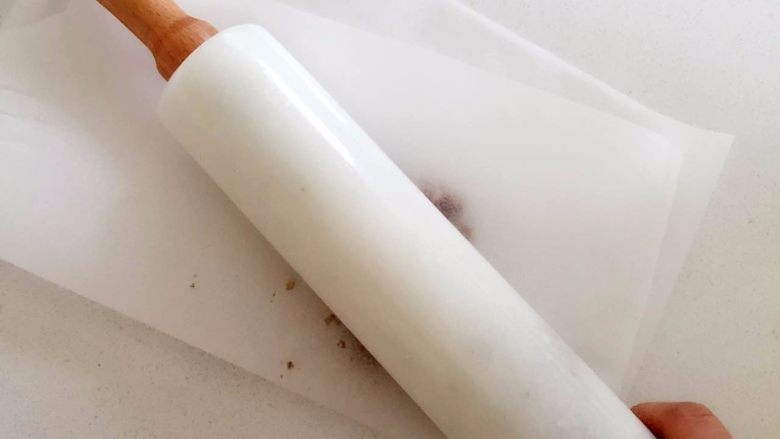 坚果鸡蛋薄饼-益智、健脑,越来越聪明……,将核桃用擀面杖碾碎(可以装入保鲜袋中碾压)
