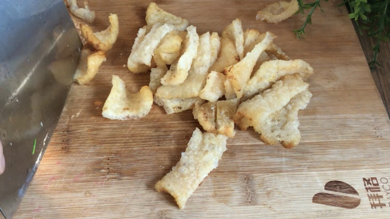 青番茄肉皮猪血汤,泡好的肉皮洗净沥水,切成小块备用