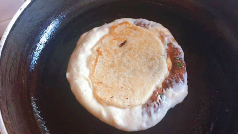 肉馅饼,平底锅刷油,下入饼坯,小火煎