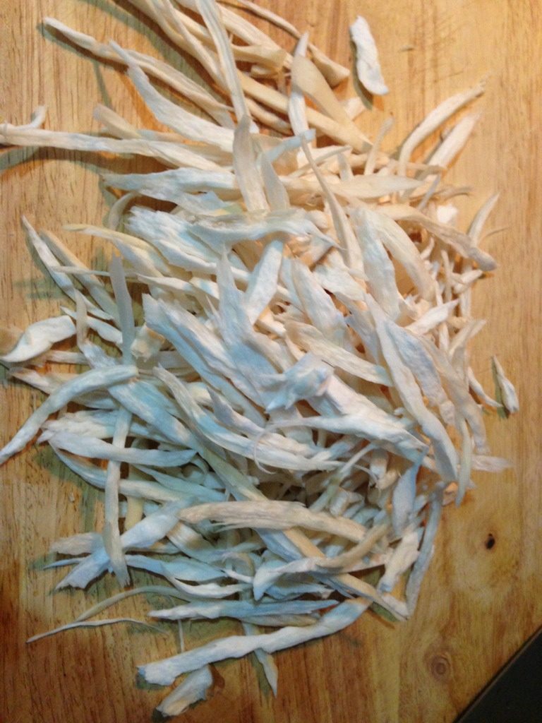 手撕杏鲍菇拌黄瓜,把杏鲍菇剖成两半,按照纹路撕成小条