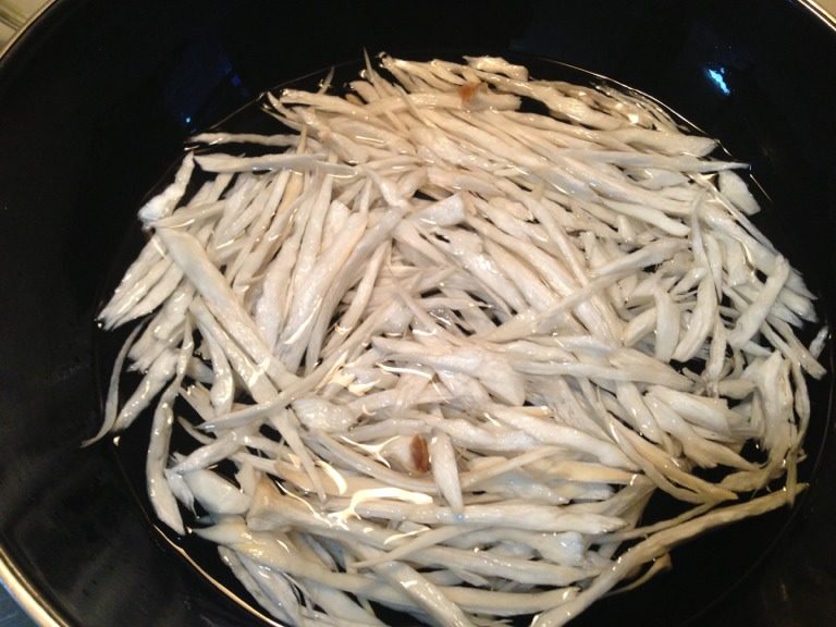 手撕杏鲍菇拌黄瓜,用水把杏鲍菇焯熟,沥干晾凉备用