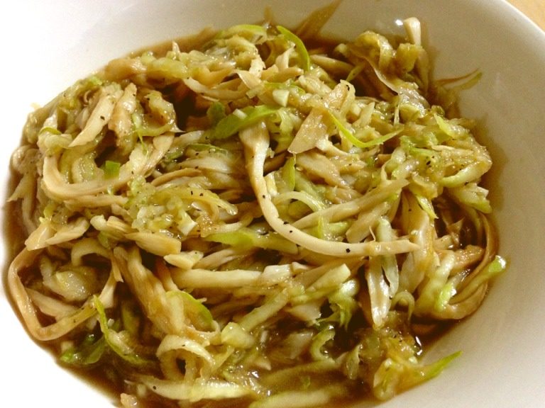 手撕杏鲍菇拌黄瓜,用笊篱滗着,将油淋到菜上,你能听到吱吱的声音和生蒜被油催出的香气。这回可以拌啦!