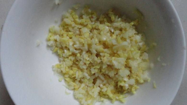鸡丝凉面,蒜姜切末。