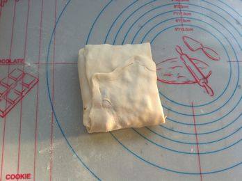 千层肉饼,全部折叠好后,将边角捏紧