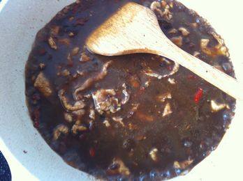 水煮肉片,水烧沸后,用手抓着腌好肉片丢入锅中,划散(用手抓的方法比用筷子下得匀,不会沾连)。待汤再度烧沸,就盛入铺了底菜的大碗中