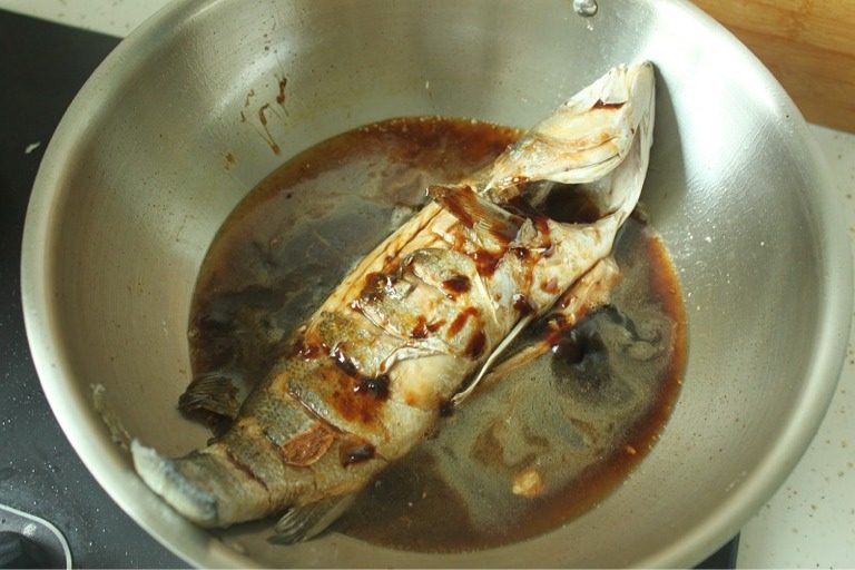 酱闷彩椒鲈鱼,3、倒入<a style='color:red;display:inline-block;' href='/shicai/ 692'>酱油</a>、<a style='color:red;display:inline-block;' href='/shicai/ 864'>蒸鱼豉油</a>、醋、<a style='color:red;display:inline-block;' href='/shicai/ 3729'>白糖</a>、一小碗水盖盖，大火烧开转小火闷5分钟。