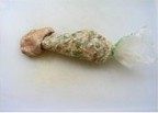 香烤糯米鸡翅包子,用裱花袋（塑料袋也可以）剪个指头粗的口，将馅酿入鸡翅中。不要放的太多，不然烤的过程膨胀会溢出来。