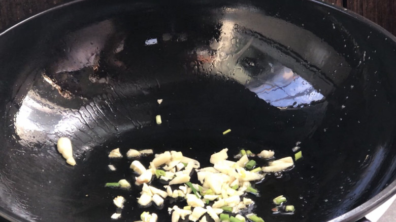 杂炒时蔬,就着油锅,放入葱姜蒜炒香