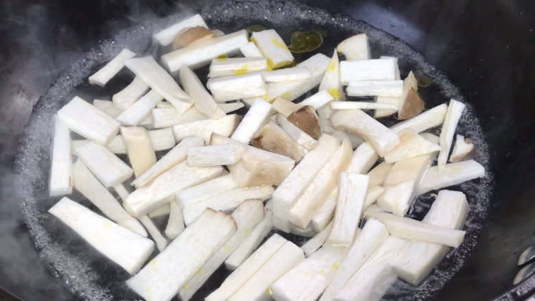 椒麻杏鲍菇,杏鲍菇放入油盐开水锅中,煮沸至断生,捞出备用