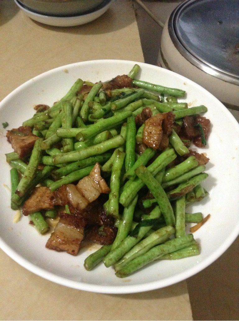 烧肉炒豆角,洗干净锅，撒上油，把烧肉放进锅里翻炒，倒入豆角，加入<a style='color:red;display:inline-block;' href='/shicai/ 721'>蚝油</a>，翻炒，即可