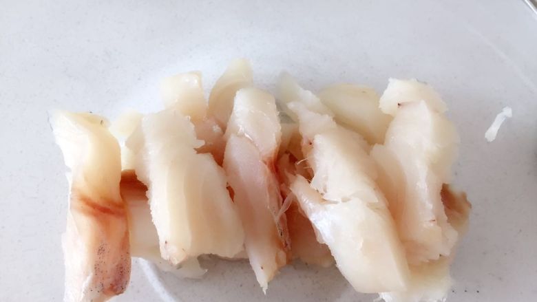 香酥鳕鱼条-口感酥脆，来自深海的营养师,鳕鱼切成长条（约1.5厘米 x 6厘米），可根据情况随意调整尺寸