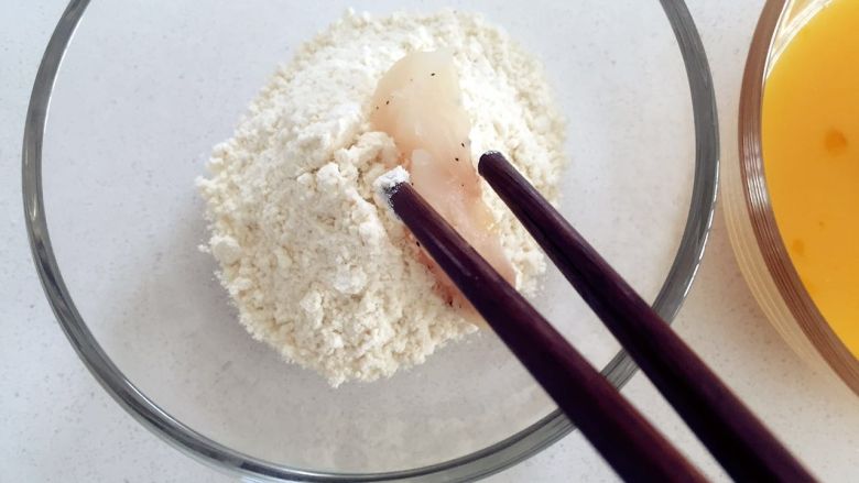 香酥鳕鱼条-口感酥脆，来自深海的营养师,将调味好的每一条鱼片按顺序先蘸面粉
