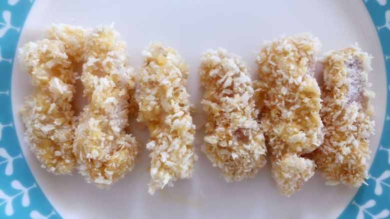 香酥鳕鱼条-口感酥脆，来自深海的营养师,所有处理好的鱼条放盘子中备用