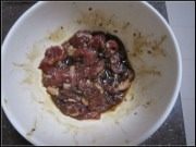 红烩肉片,加入<a style='color:red;display:inline-block;' href='/shicai/ 718'>料酒</a>，<a style='color:red;display:inline-block;' href='/shicai/ 762'>老抽</a>，盐，鸡精，抓匀，腌制20分钟。