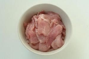 红烩肉片,将里脊肉切成小片（肉最好是冰的，这样切的片薄）。