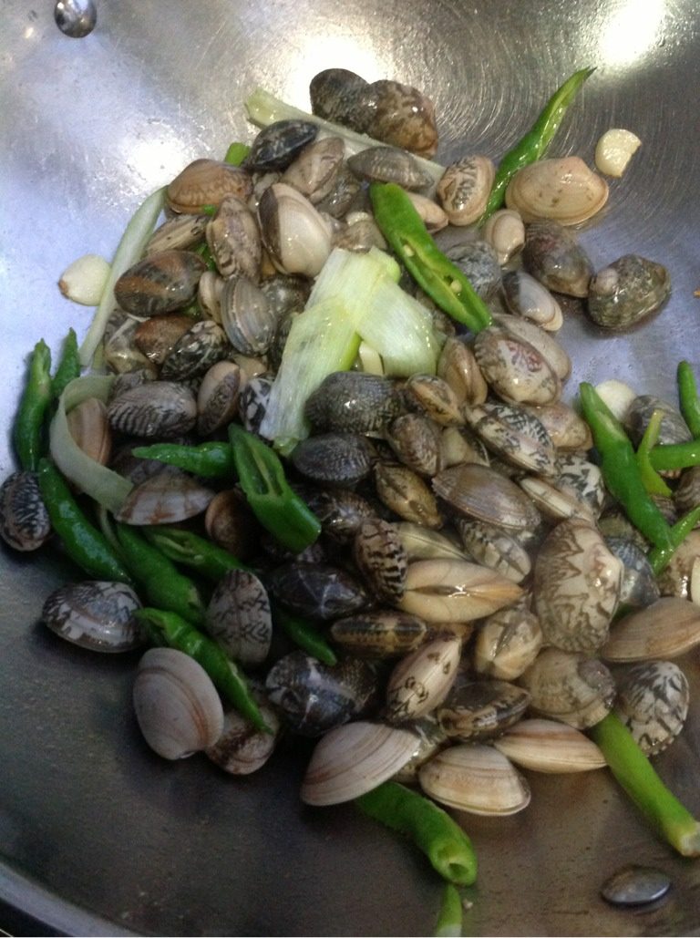 辣炒蛤蜊,热锅凉油,葱姜蒜辣椒下锅,爆香,然后把蛤蜊下锅,然后盖上锅盖