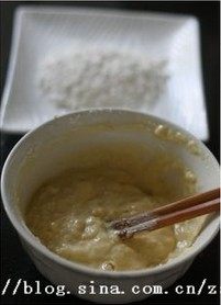 菠菜拖叶子,将<a style='color:red;display:inline-block;' href='/shicai/ 519'>面粉</a>、<a style='color:red;display:inline-block;' href='/shicai/ 9'>鸡蛋</a>、水调成<a style='color:red;display:inline-block;' href='/shicai/ 519'>面粉</a>糊，稍稠一些，另外，再备一些干<a style='color:red;display:inline-block;' href='/shicai/ 519'>面粉</a>；