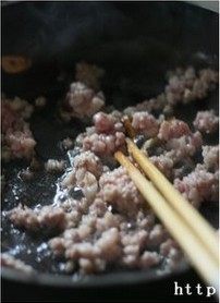 菠菜拖叶子,准备浇头，少许油入锅，下蒜姜丝爆香锅，再下<a style='color:red;display:inline-block;' href='/shicai/ 442'>肉末</a>，炒开；