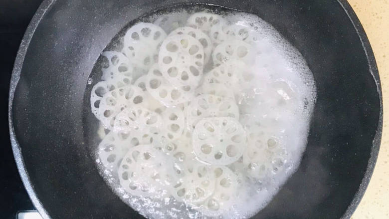 苦瓜炒藕,藕片也焯水处理,可以去除淀粉