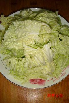 大虾菜叶,选菜叶:<a style='color:red;display:inline-block;' href='/shicai/ 80325'>白菜叶</a>全部采用手撕,不要菜梗,而且要选用白颜色的菜叶,不要用绿颜色的菜叶,否则炒出来不红。