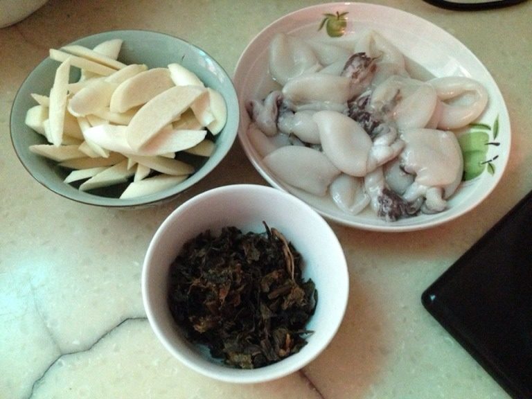 小墨鱼茭白,准备好材料，把<a style='color:red;display:inline-block;' href='/shicai/ 707'>梅干菜</a>泡发，小墨鱼去膜，<a style='color:red;display:inline-block;' href='/shicai/ 65'>茭白</a>斜切成片