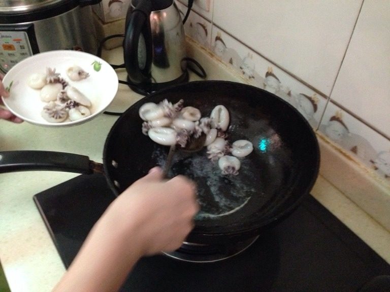 小墨鱼茭白,小墨鱼翻炒1分钟,盛出备用