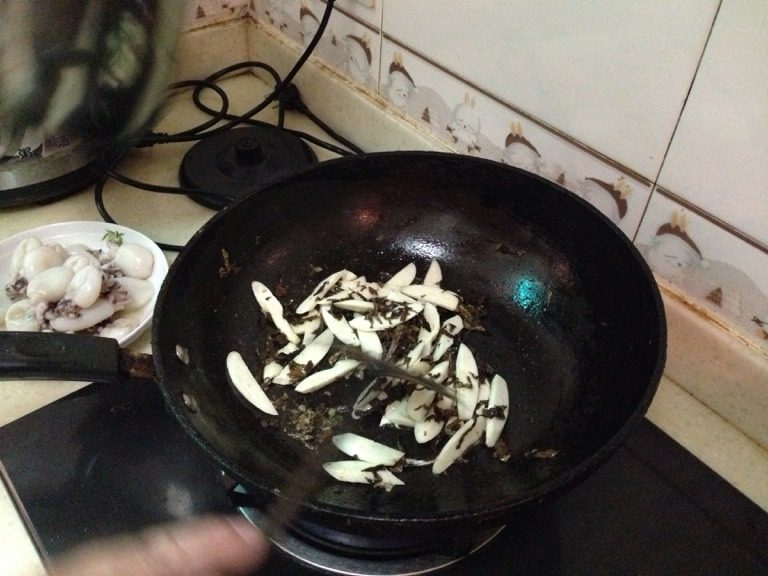 小墨鱼茭白,然后再倒入梅干菜继续翻炒几下