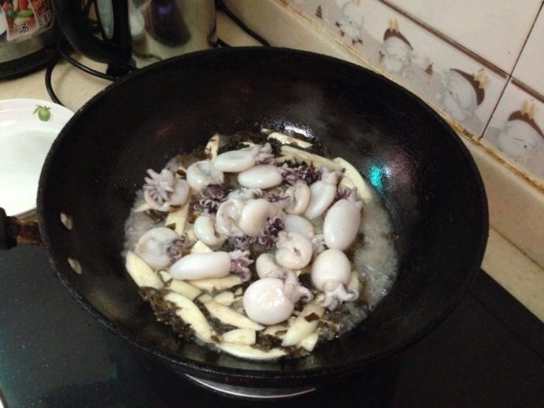 小墨鱼茭白,最后倒入小墨鱼盖上锅盖煮5分钟