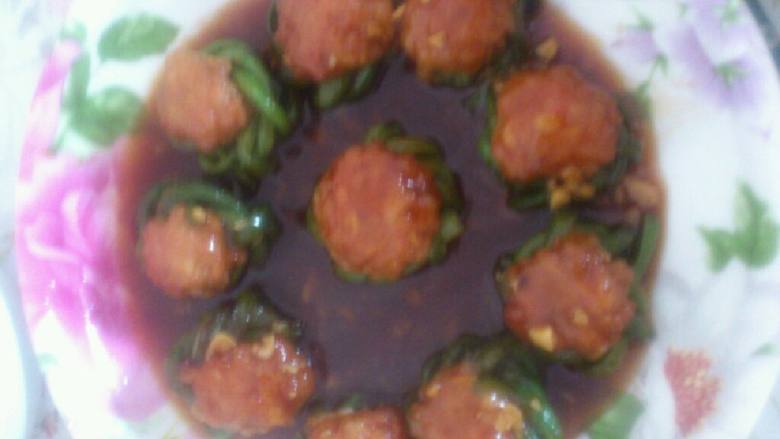 津味儿豆角焖肉丸,将十个豆角肉丸夹出摆盘,锅内料汁改大火水淀粉勾芡,淋在豆角肉丸上即可