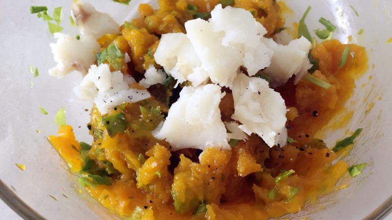 鳕鱼南瓜玛芬-好吃到哭，绵软的口感中多了,加入鳕鱼肉，注意鱼刺，宝宝食用一定要小心处理哈。